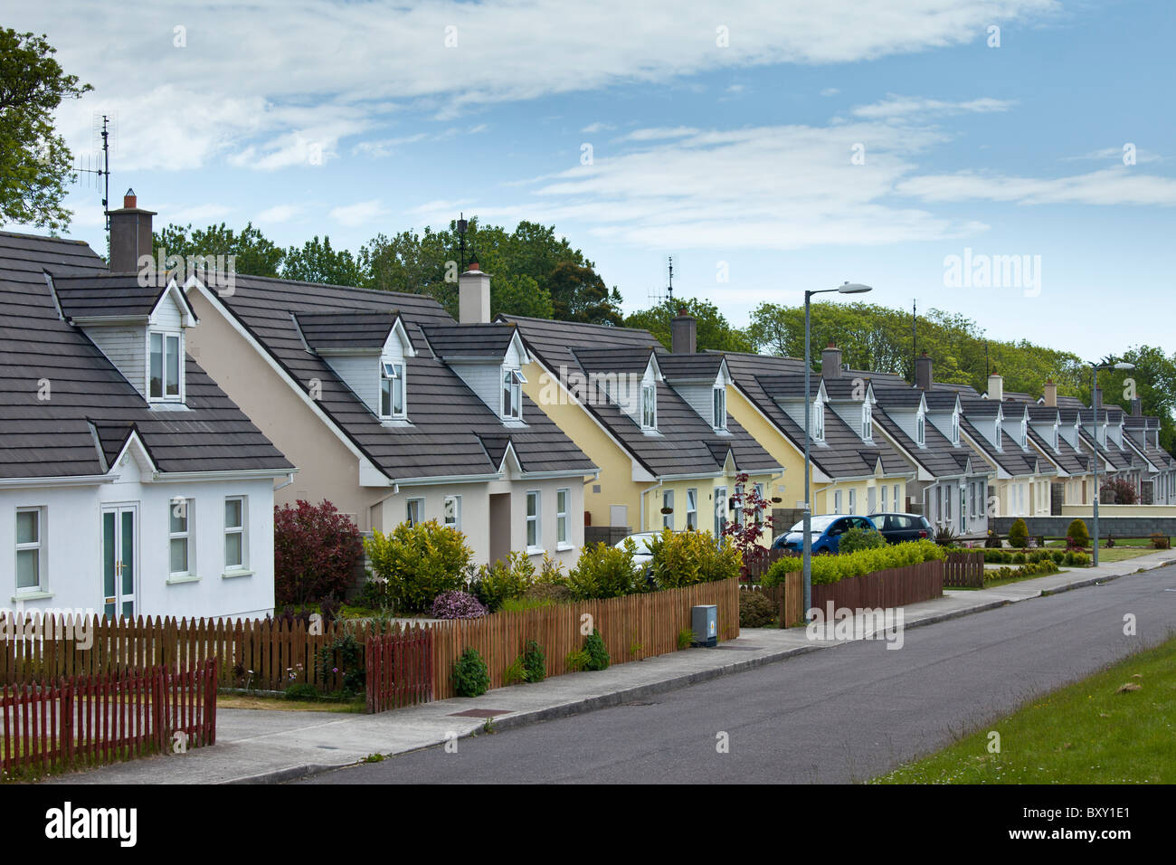 Nuova costruzione di case nuovo sviluppo nella contea di Cork, Irlanda. I fondi UE hanno portato alla tigre celtica investimenti nella Repubblica Foto Stock