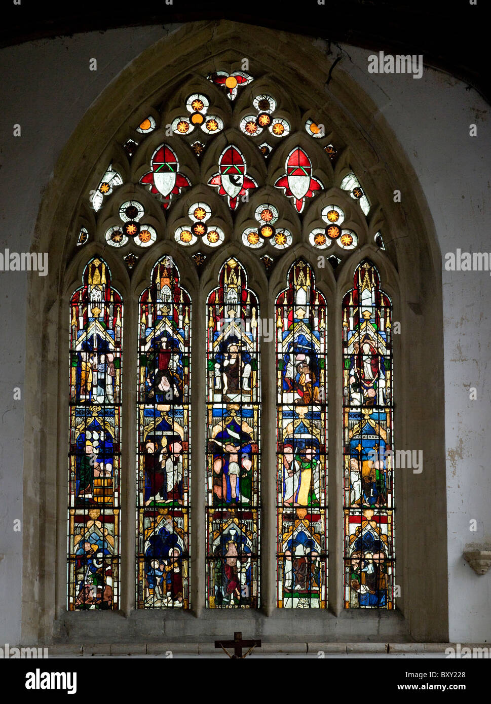 A nord di Moreton, Berkshire. Chiesa di tutti i santi, vetrata c.1300, con Crocifissione Foto Stock