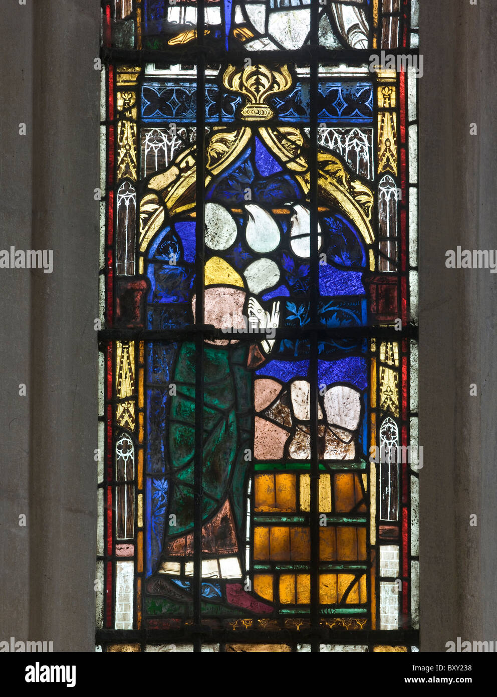 A nord di Moreton, Berkshire. Chiesa di tutti i santi, vetrata c.1300, vescovo con mano benedicente Foto Stock