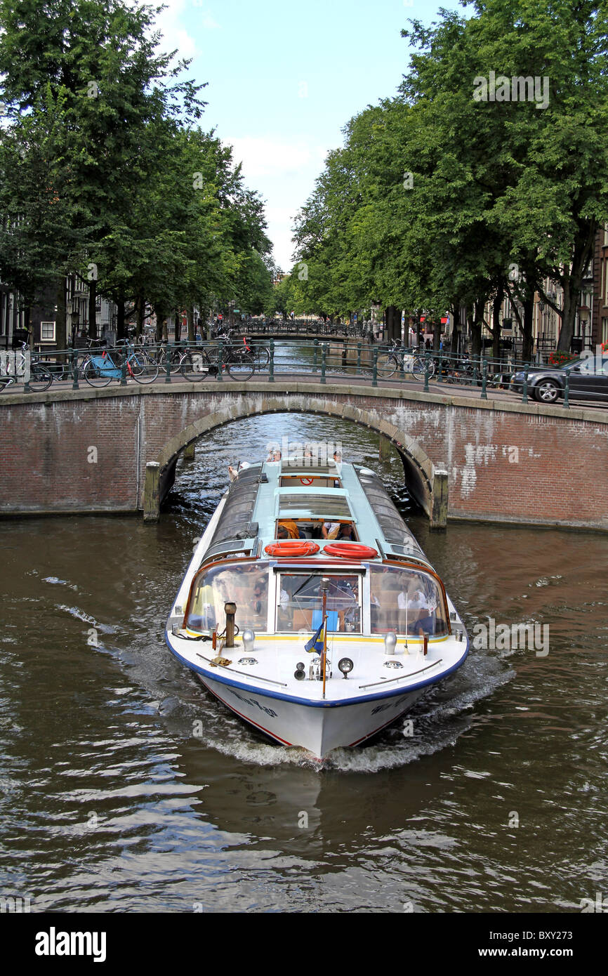 Il ponte e la barca turistica sul canale a Leidse Gracht in Amsterdam, Olanda Foto Stock