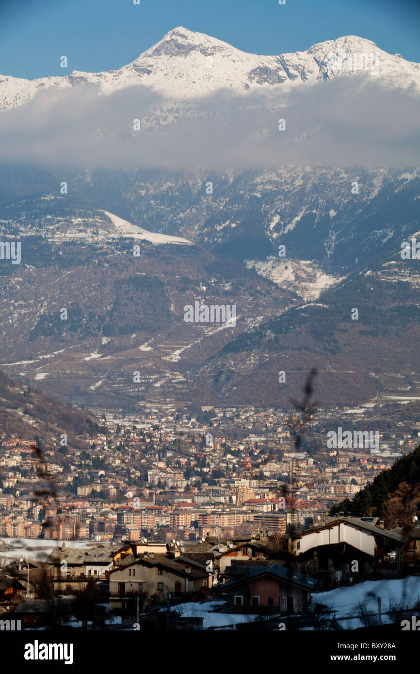 Vista di Aosta con le montagne alle spalle. VALLE D'AOSTA ITALIA Foto Stock