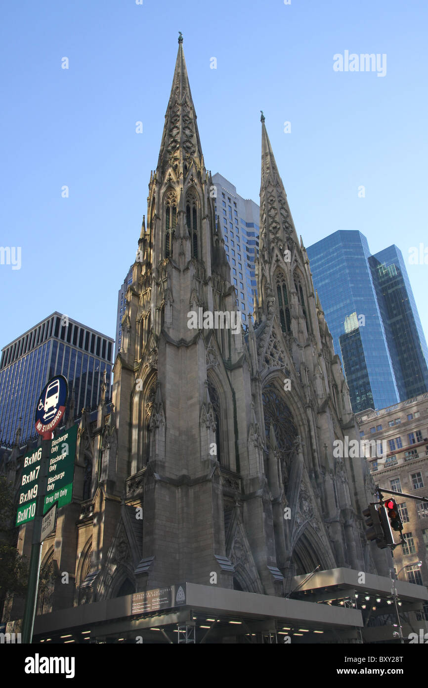 Saint Patrick, un gusto neogotico stile-cattedrale cattolica romana chiesa in Manhattan, NY, situato sulla 5th Avenue. Foto Stock