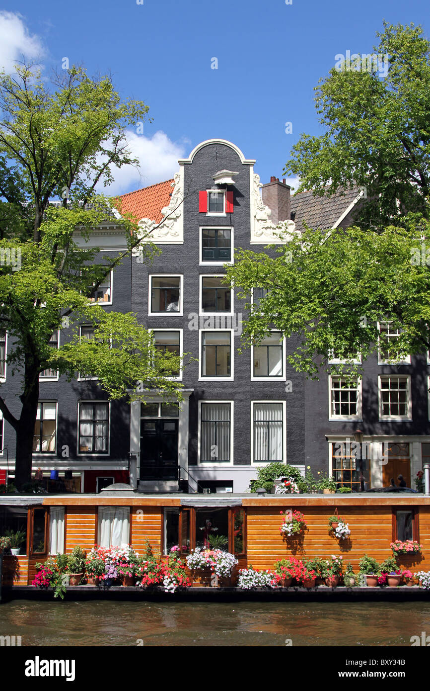 Tradizionale casa olandese e barca casa sul canale Prinsengracht Amsterdam, Olanda Foto Stock