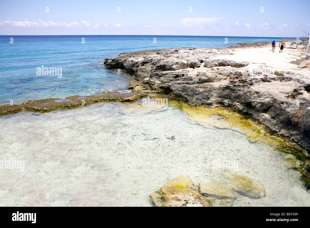 Due giovani camminando su una solitaria spiaggia rocciosa isola di Cozumel, Quintana Roo Yucatán Penisola, Messico, Yucatan, Messico, Foto Stock