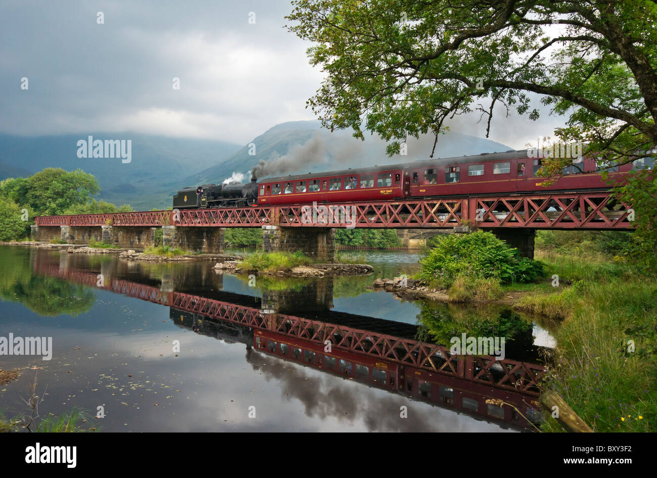 Conserve di classe 5 locomotiva a vapore n. 45407 traina un treno speciale attraverso il viadotto sul fiume Dochart a Lochawe in Scozia Foto Stock