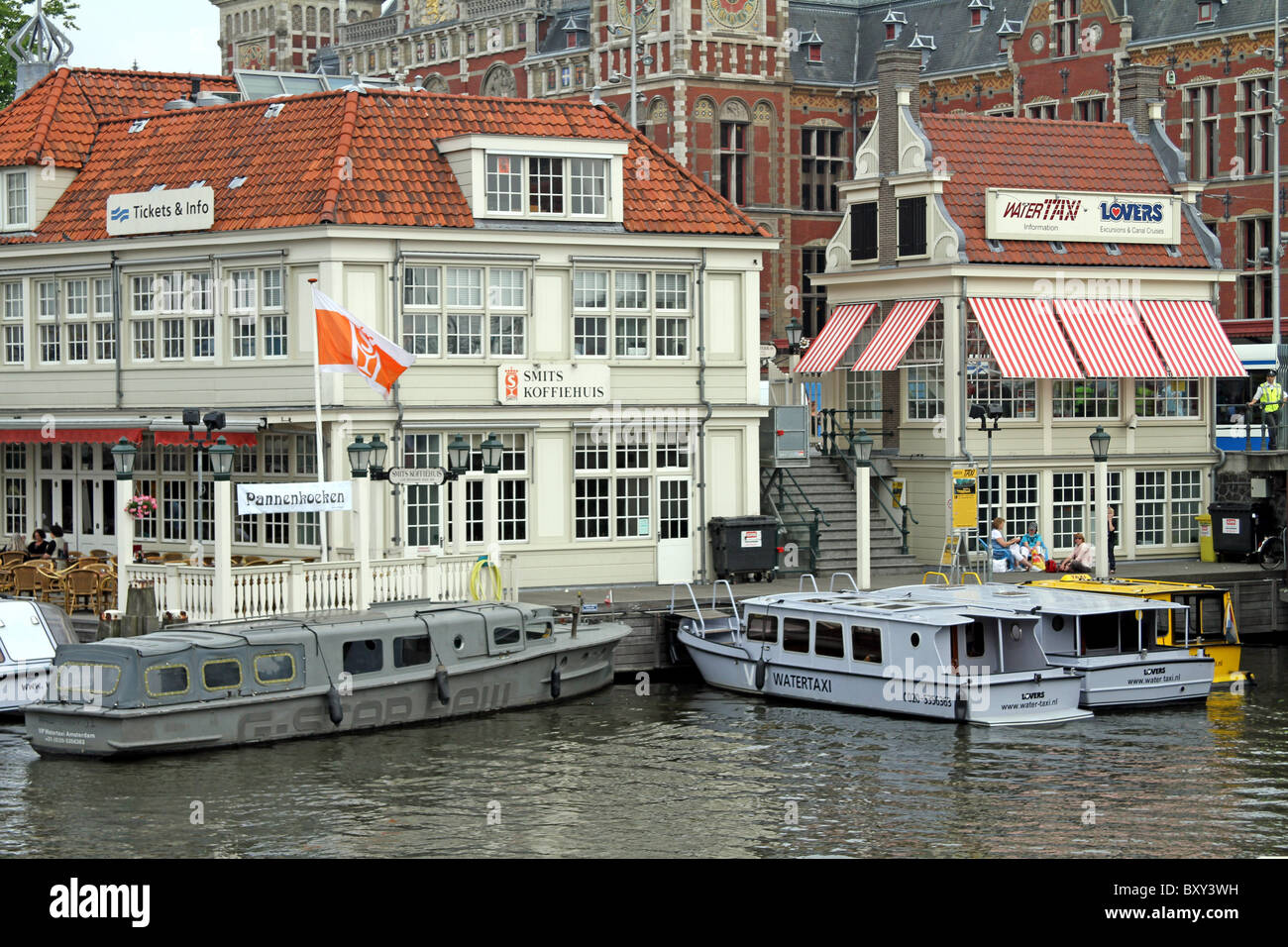 Smits Koffiehuis e taxi acquei edificio di Amsterdam, Olanda Foto Stock