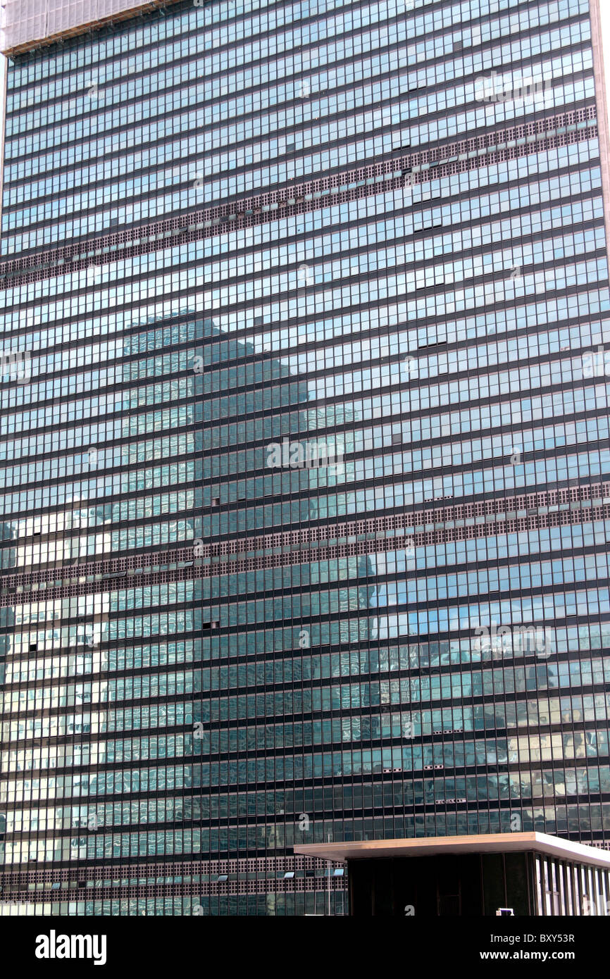 Costruzione di riflessione nelle finestre del Palazzo delle Nazioni Unite a New York, America Foto Stock