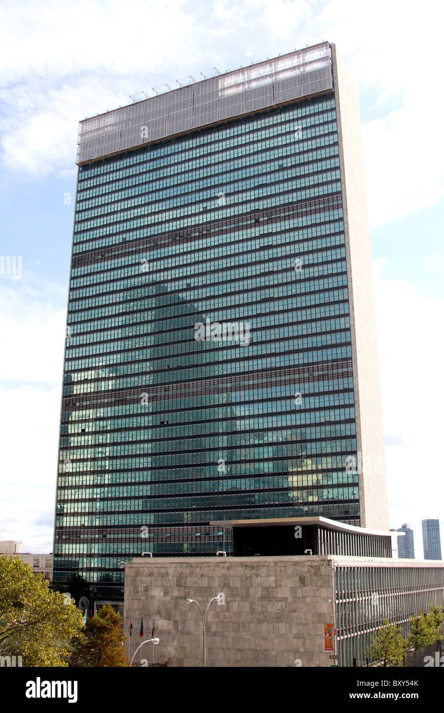 Costruzione di riflessione nelle finestre del Palazzo delle Nazioni Unite a New York, America Foto Stock
