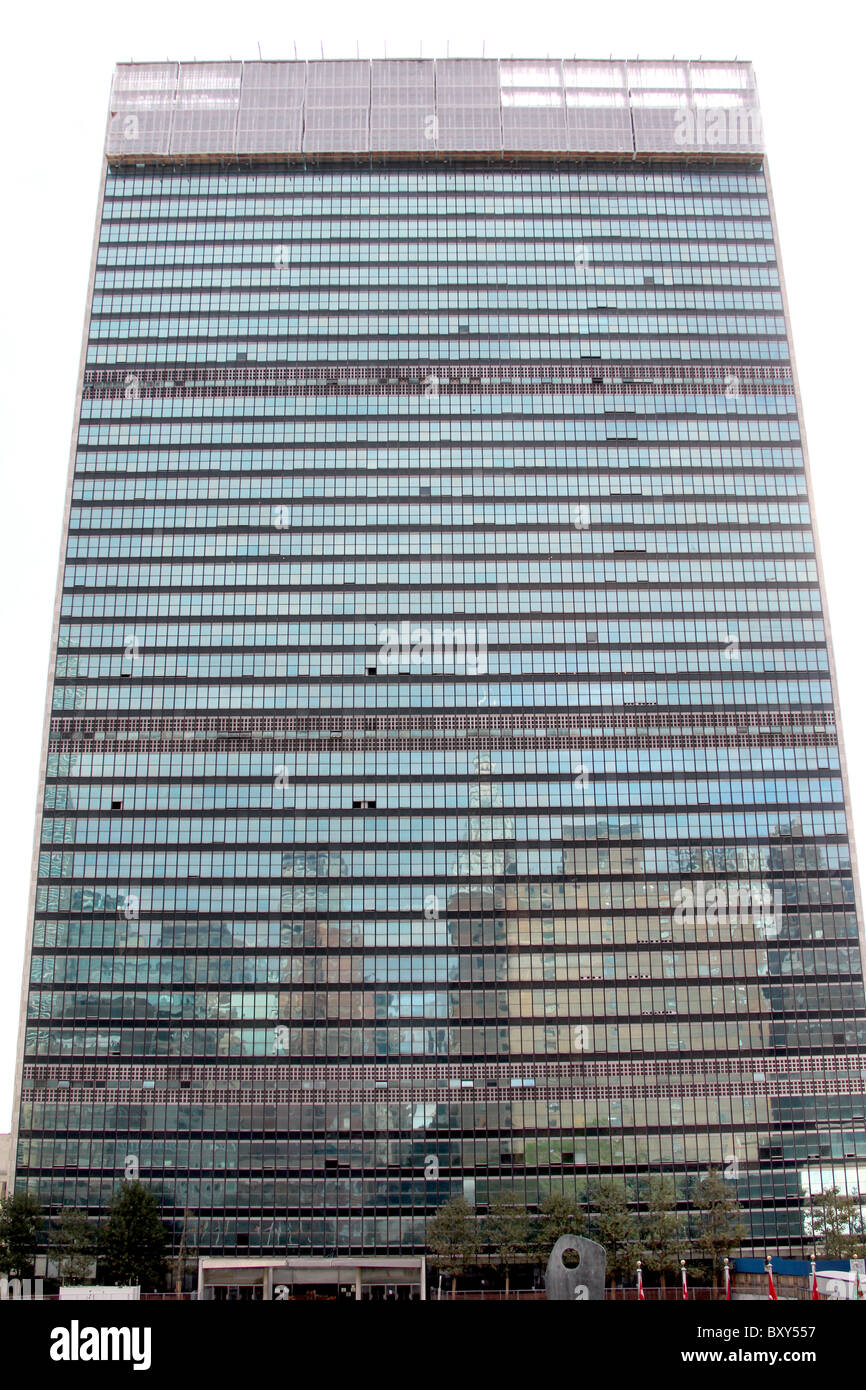 Costruzione di riflessione nelle finestre del Palazzo delle Nazioni Unite a New York, America Foto Stock