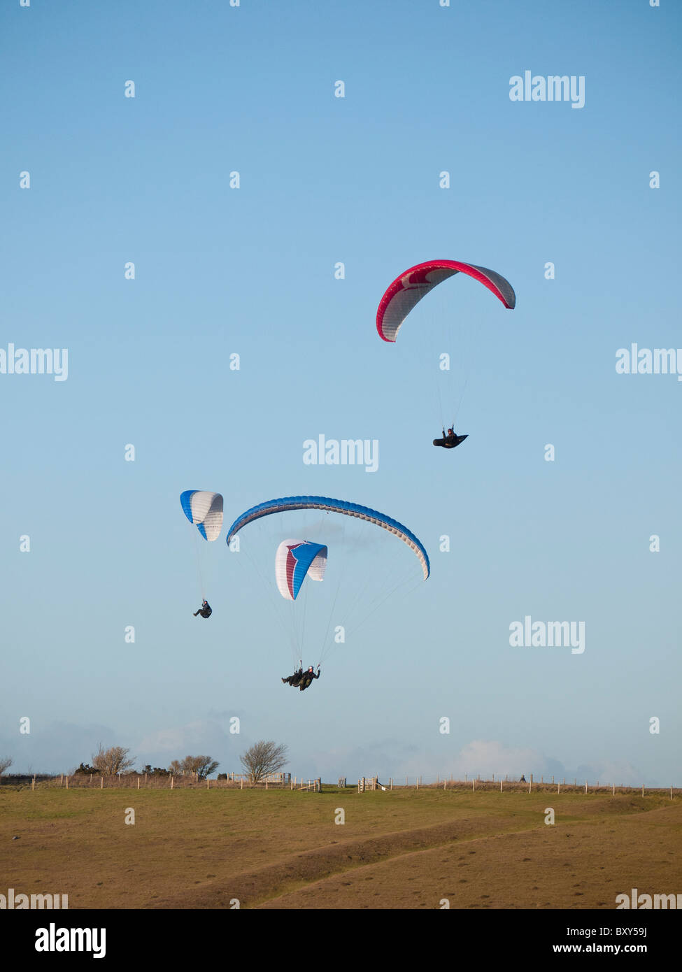 I parapendii godendo di una perfetta giorni battenti per avviare 2011 alla collina di latte a nord di Alton Barnes vicino a Marlborough, Wiltshire, Inghilterra Foto Stock