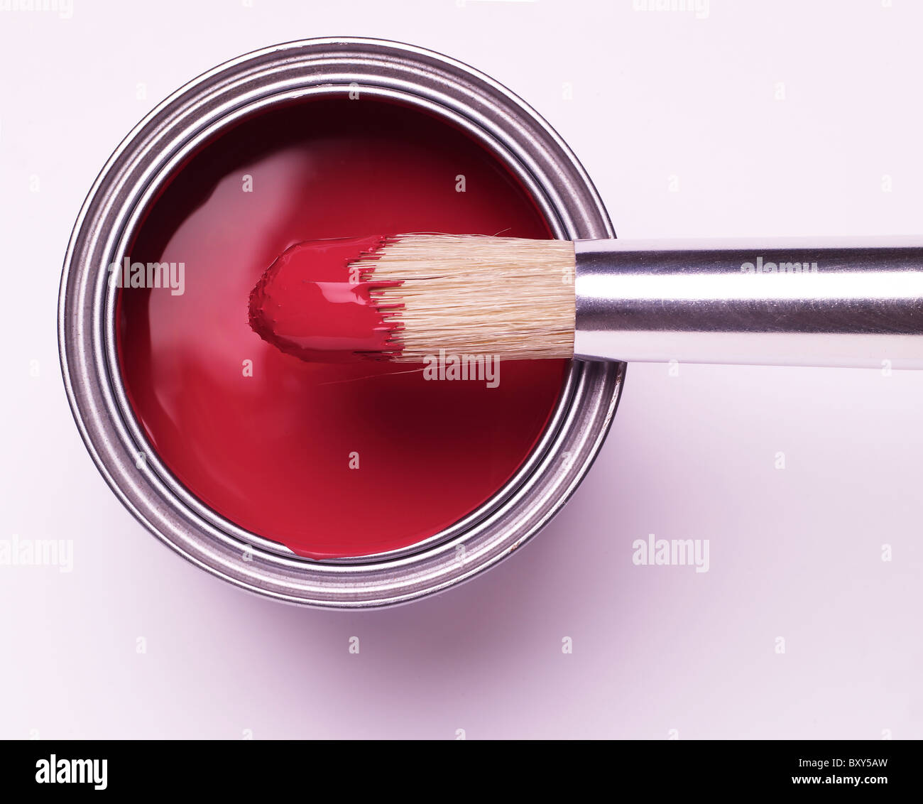 Vernice Rossa in pentola con della vernice su una spazzola Foto Stock
