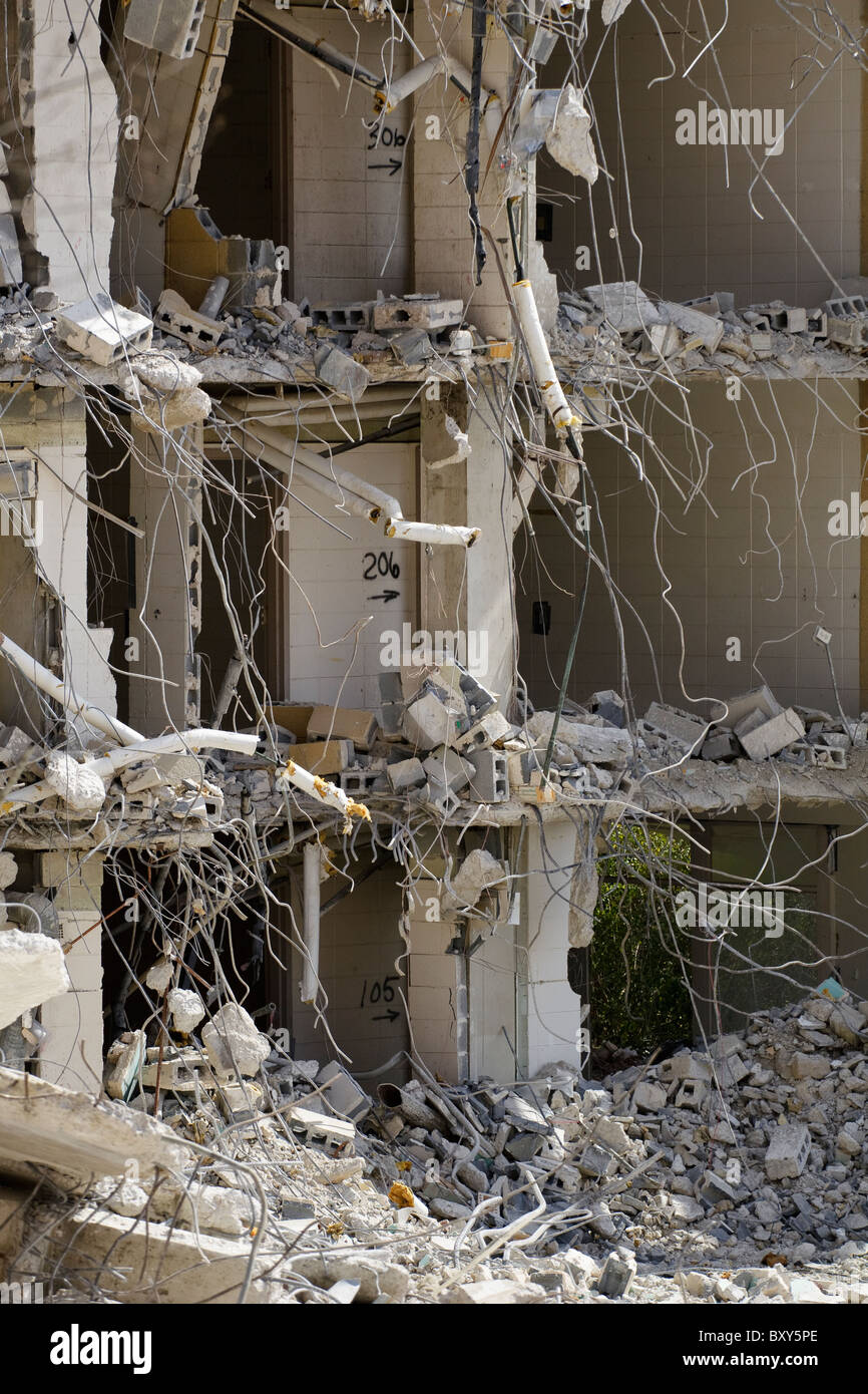 Chiusura del vecchio nido torri in stile dormitorio demolizione sul campus USC in Columbia, SC nel marzo del 2007. Foto Stock