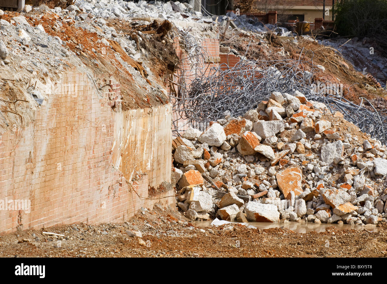 Pila di tondino metallico per il recupero e riciclaggio di macerie di cemento in un edificio controllato decostruzione demolizione sito. Foto Stock