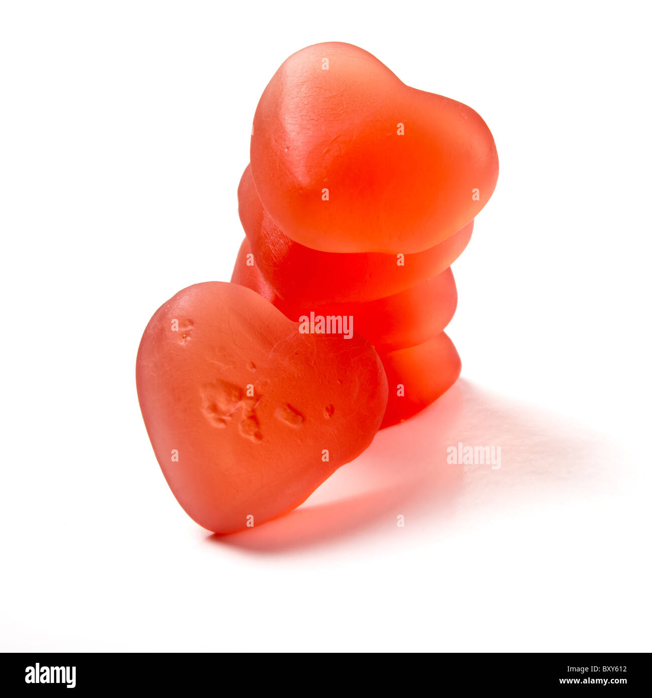 Forma di cuore Valentine caramelle gommose dalla prospettiva bassa isolato su bianco. Foto Stock