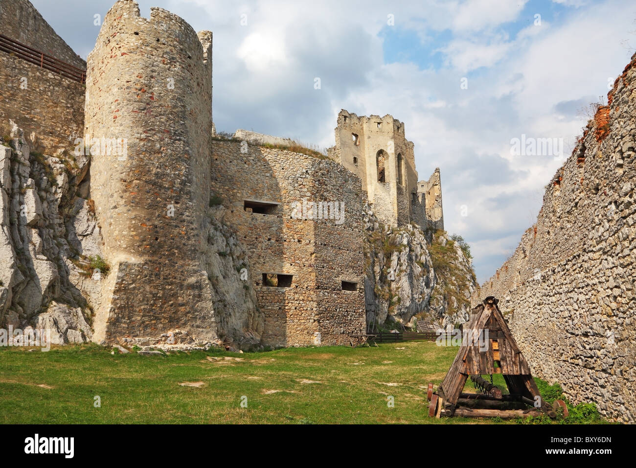 Le percosse-RAM in un fatiscente cittadella medievale Foto Stock