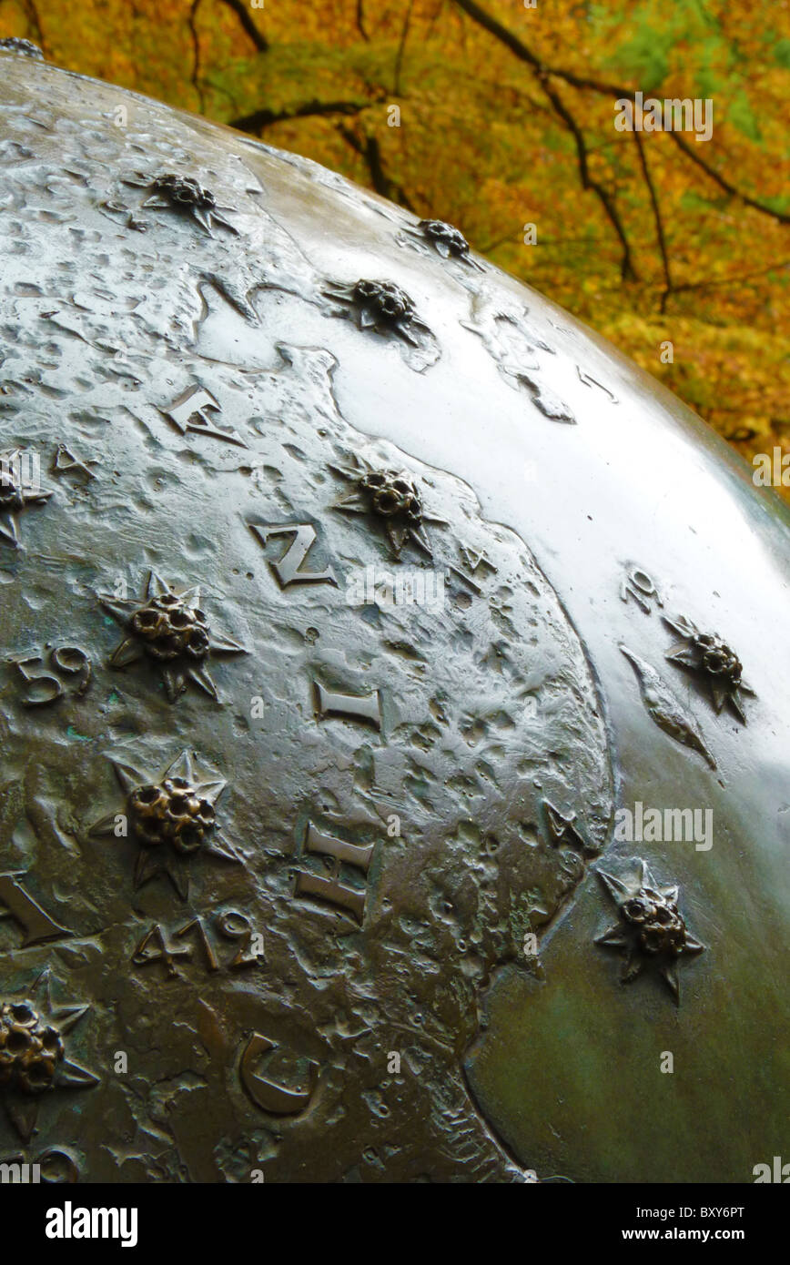 Scultura nel parco di rododendro. Bremen, Germania. Foto Stock