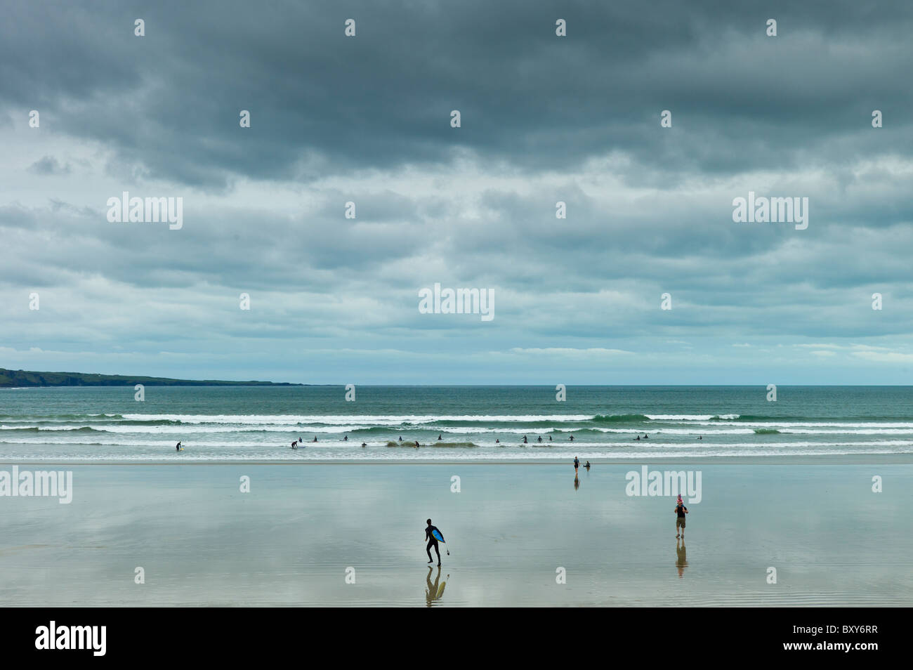 Le onde di marea e surfisti con tavole da surf a Lahinch - Lehinch - spiaggia, County Clare, Irlanda Foto Stock