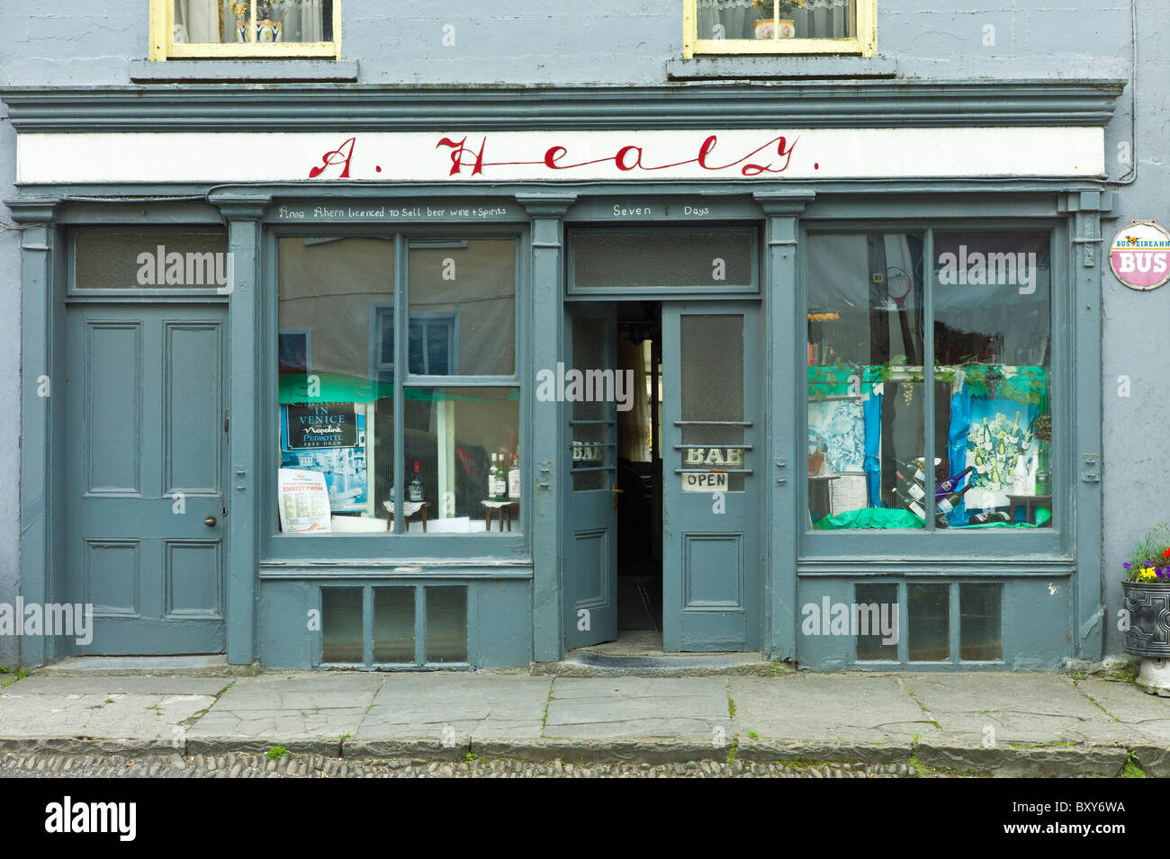 A. Healy locanda tradizionale e il bar pubblico in Ennistymon, Ennistimon, County Clare, Irlanda occidentale Foto Stock