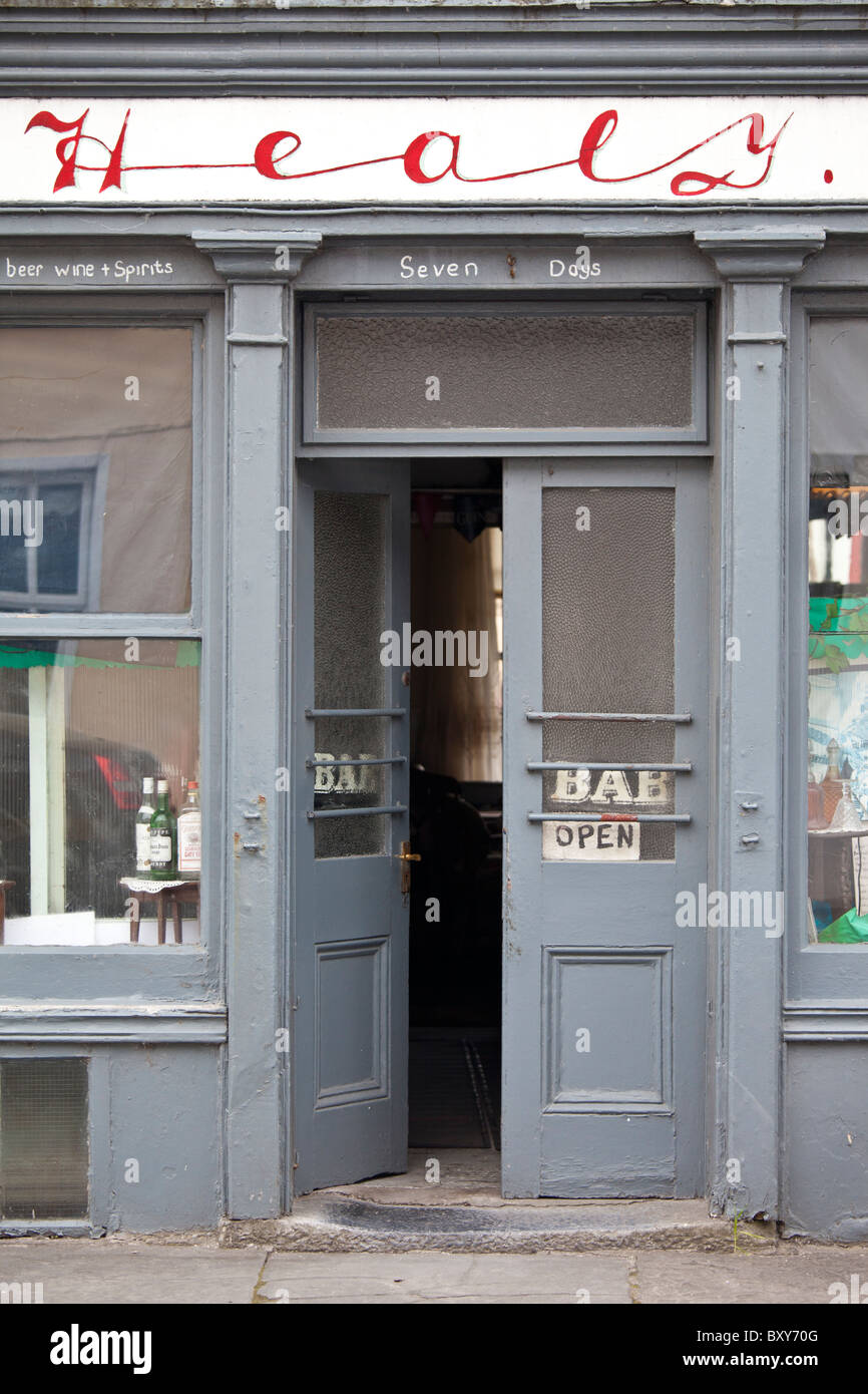 A. Healy locanda tradizionale e il bar pubblico in Ennistymon - Ennistimon, County Clare, Irlanda occidentale Foto Stock