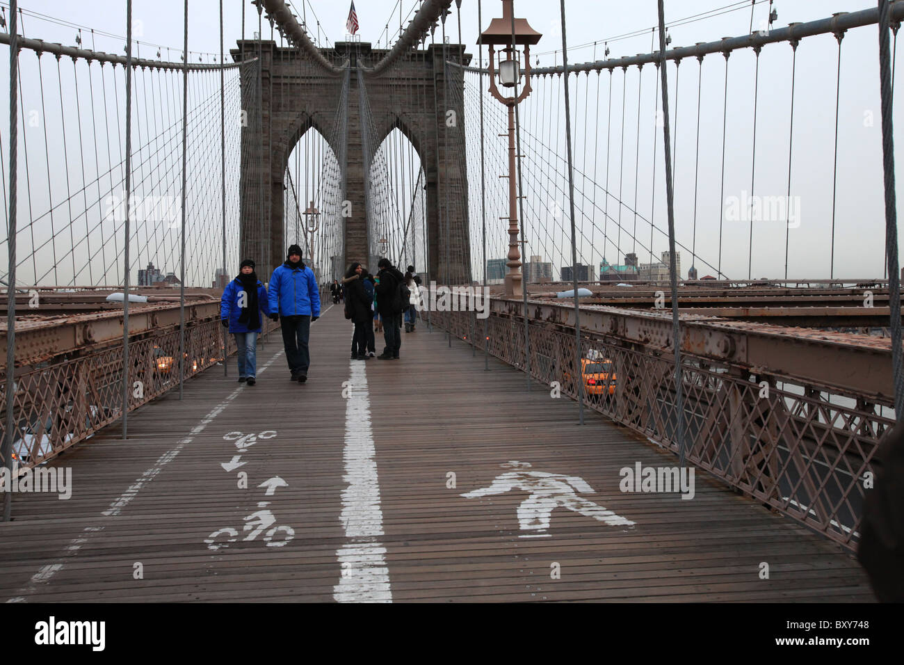 Che mostra segni di bicicletta e sentieri pedonali sul ponte di Brooklyn, New York City, 2010 Foto Stock