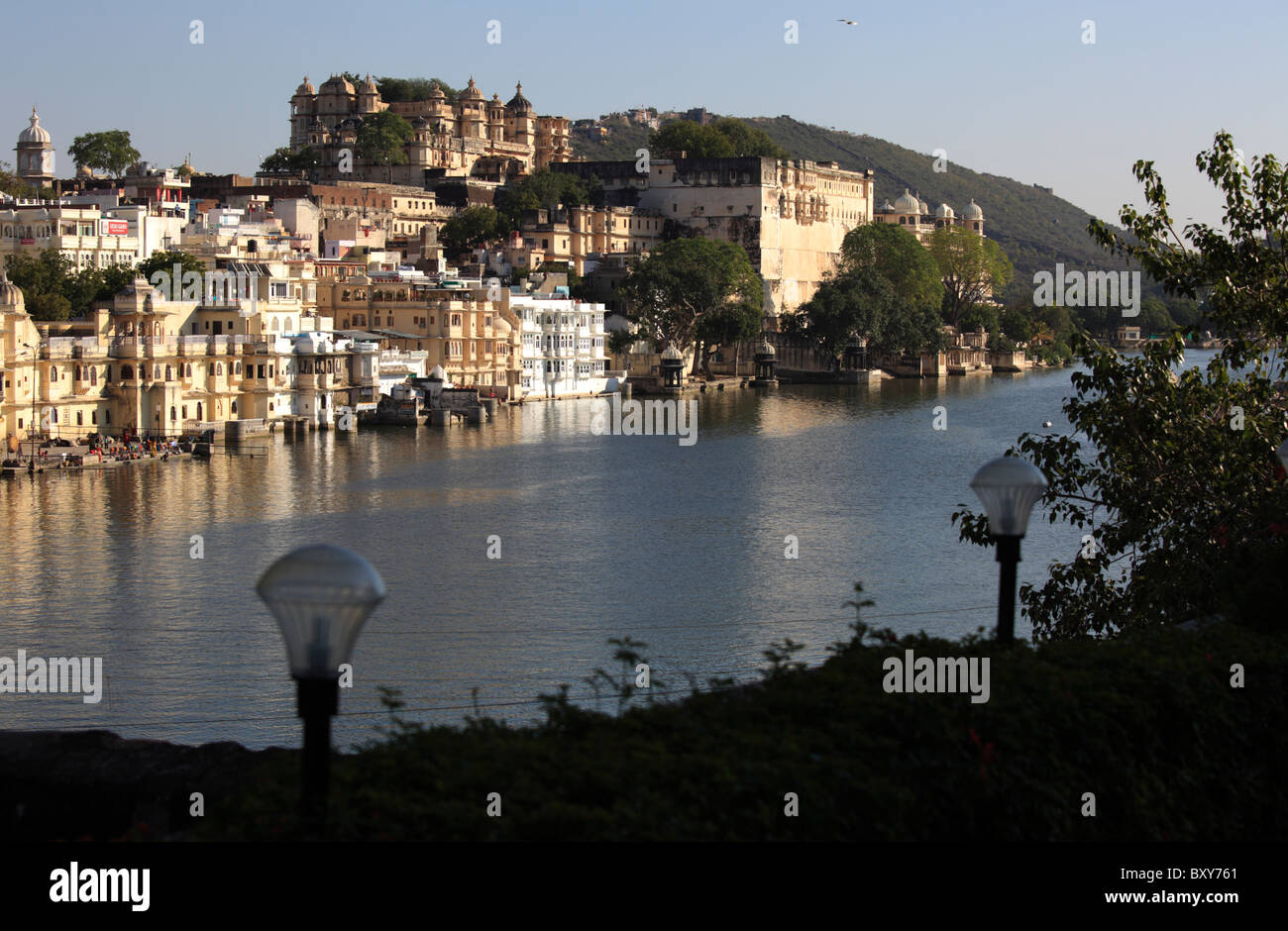 Paesaggio di Udaipur con il palazzo della città complessa, Udaipur, India Foto Stock