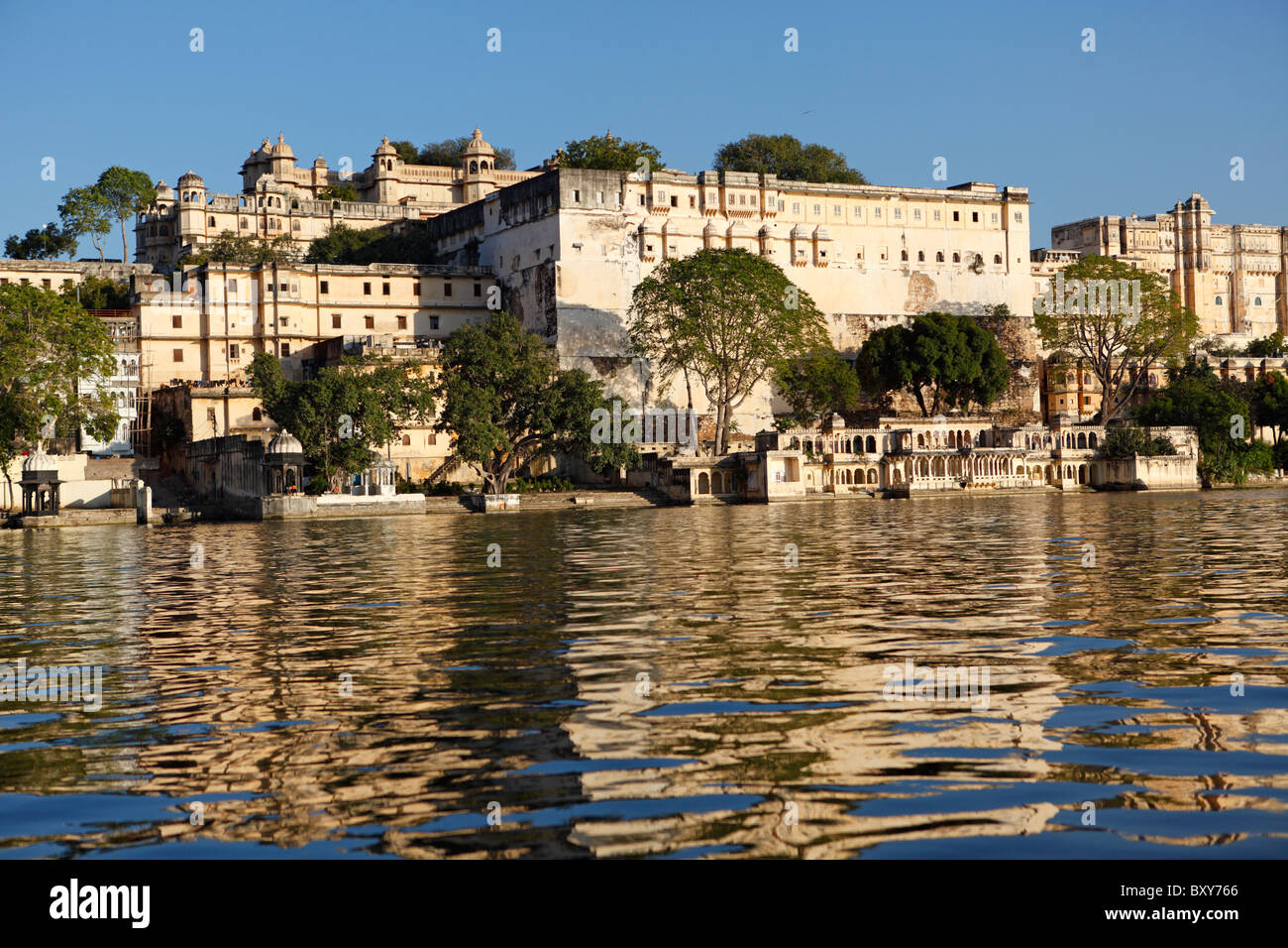 Paesaggio di Udaipur con il palazzo della città complessa, Udaipur, India Foto Stock