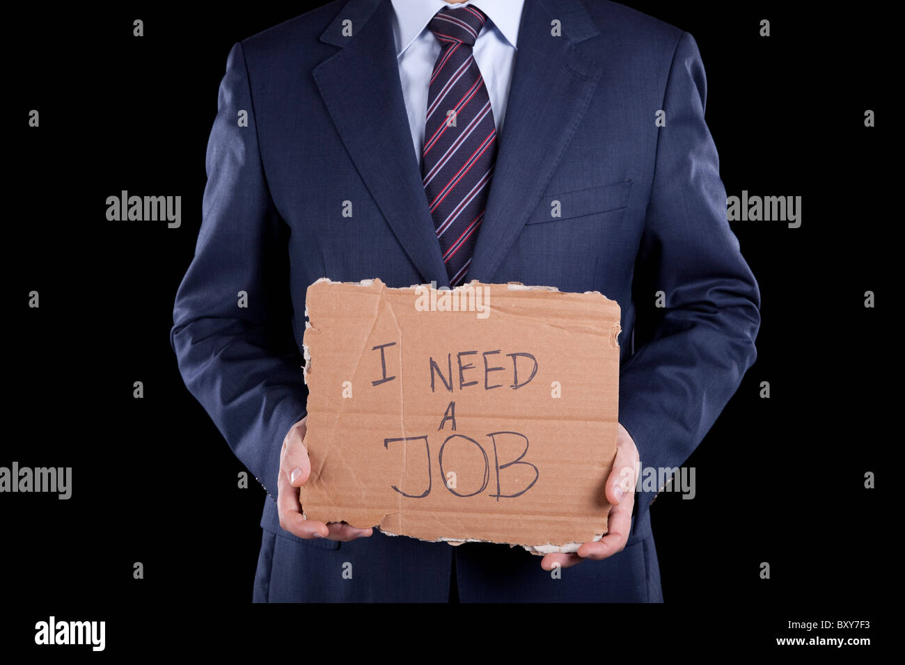 Disoccupati irriconoscibile imprenditore che mostra un messaggio in un cartone che ha bisogno di un lavoro Foto Stock