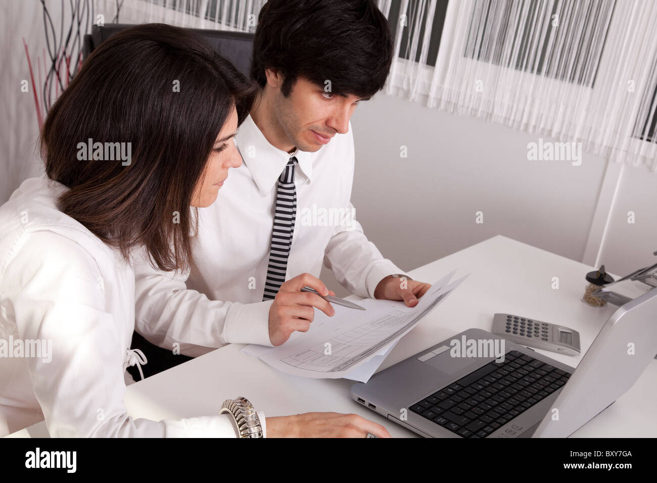 Team moderna lavorando in ufficio Foto Stock