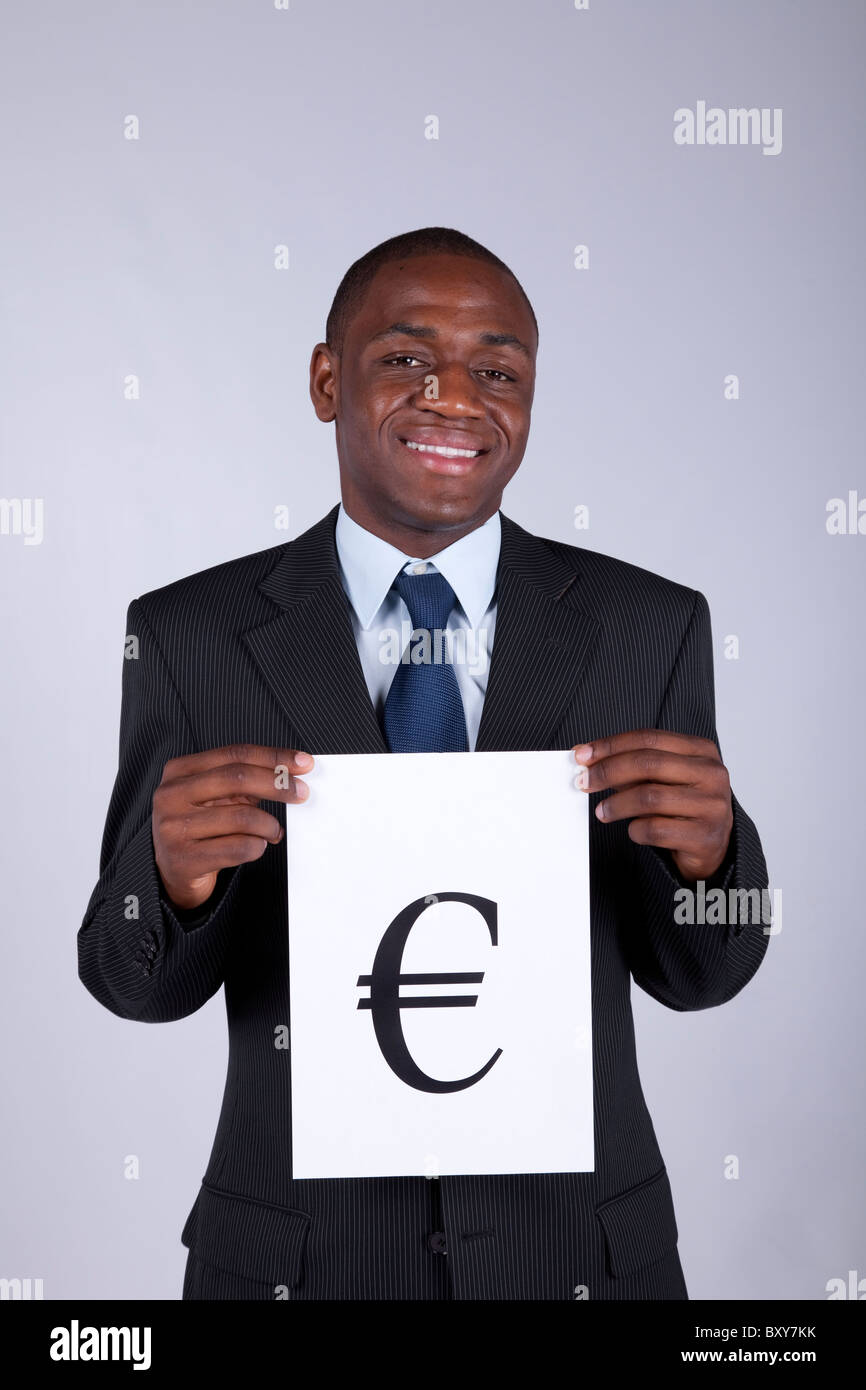 Imprenditore africano tenendo la moneta europea simbolo (euro) Foto Stock
