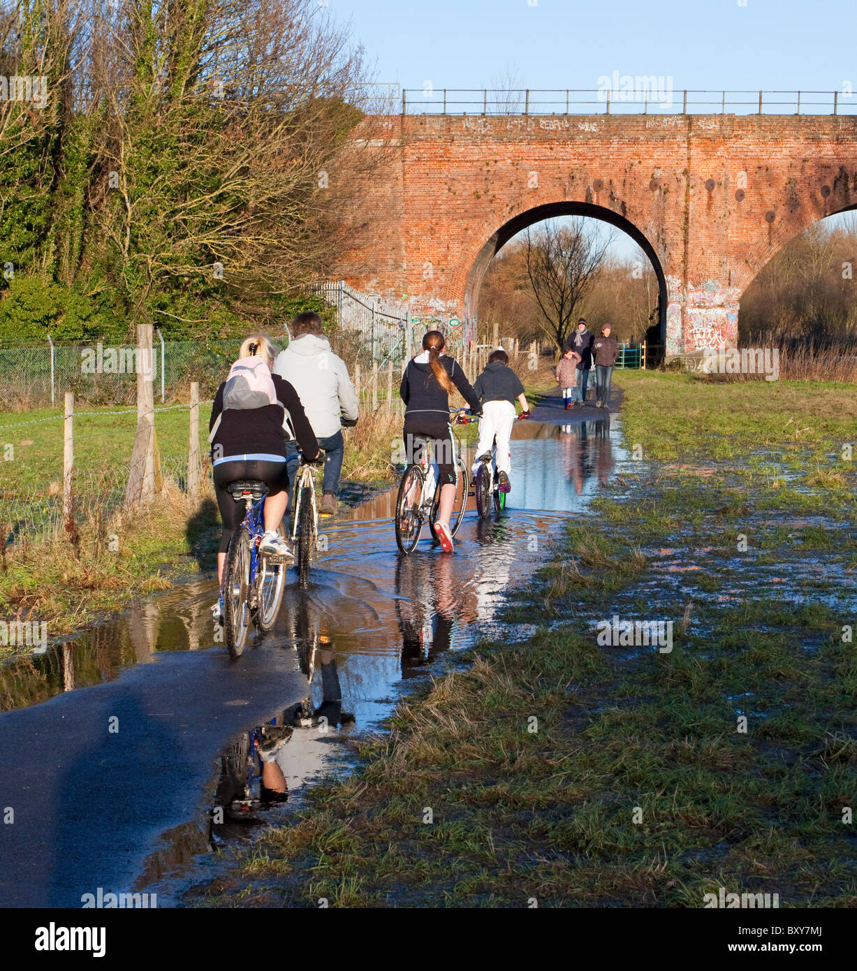 I ciclisti negoziando un invaso la sezione del nuovo Canterbury a Chartham riverside sentiero e pista ciclabile. Foto Stock