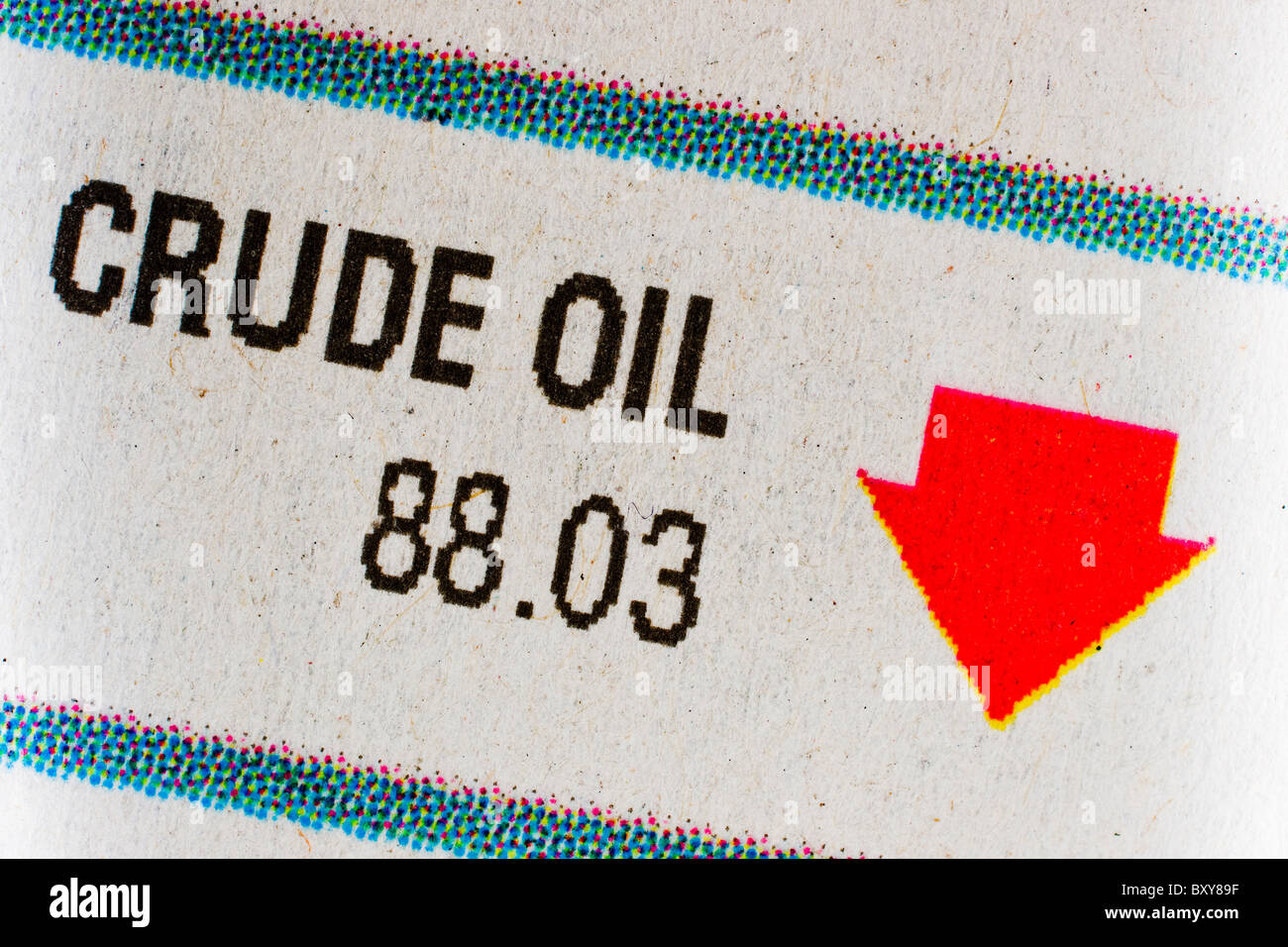 Gennaio 2011 News paper mostra il petrolio greggio stock verso il basso. Foto Stock