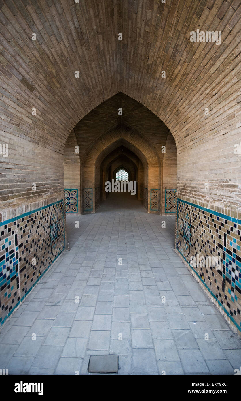 Vista interna del passaggio di mattoni di Isfahan Grande moschea. Foto Stock