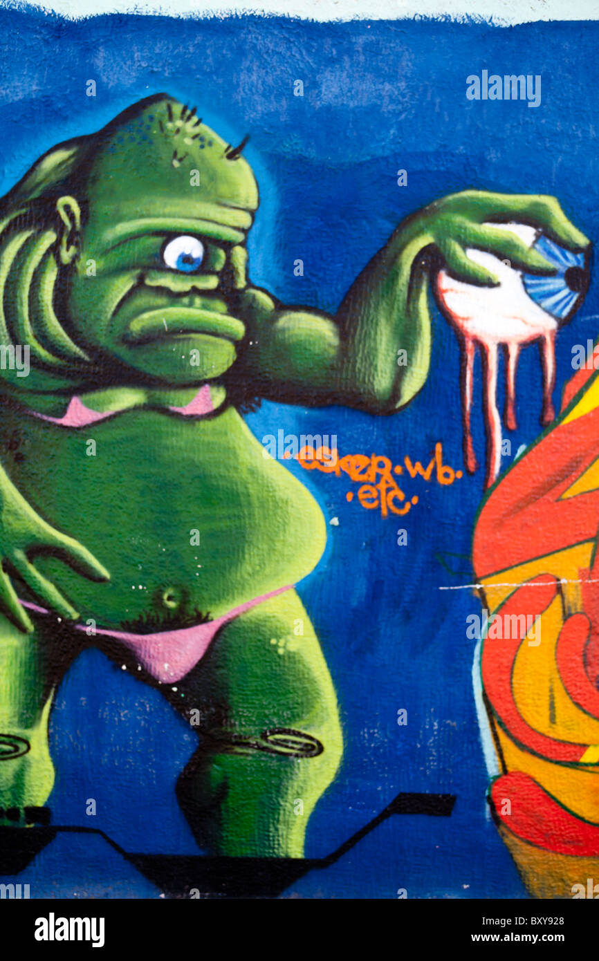 Carta murale raffigurante un mostro verde lungo una strada in stile coloniale spagnolo città di Santiago di Querétaro, Queretaro, Messico Foto Stock