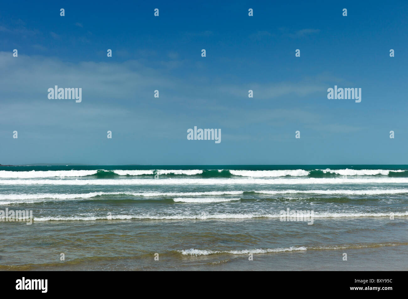 White surf e le onde a Spanish Point popolare spiaggia turistica, County Clare, costa Ovest dell Irlanda Foto Stock