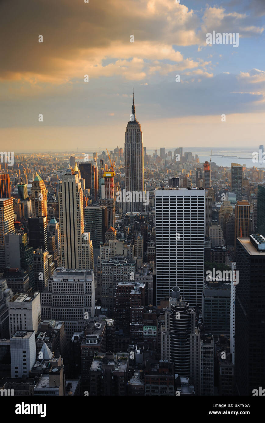 Vista aerea della città di New York Empire State Building al crepuscolo con caldi colori del tramonto in vista verticale. Foto Stock