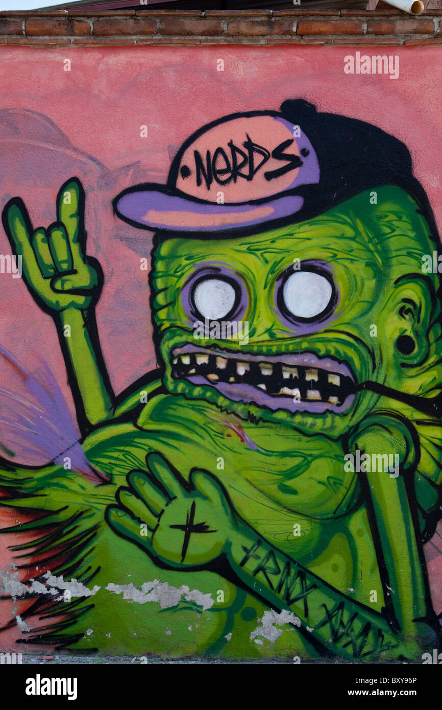 Carta murale raffigurante un mostro verde lungo una strada in stile coloniale spagnolo città di Santiago di Querétaro, Queretaro, Messico Foto Stock