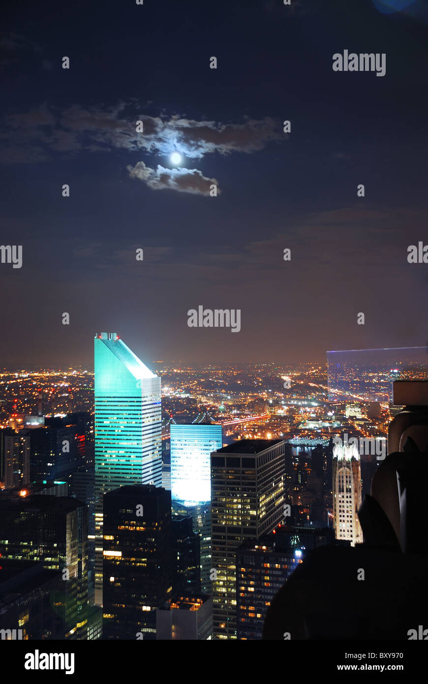 Vista aerea della città di New York di notte con il chiaro di luna. Foto Stock