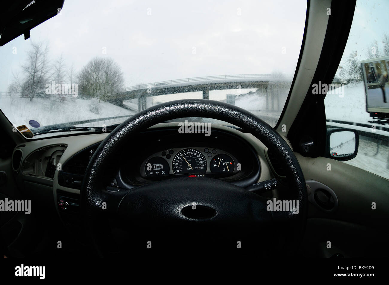 La guida su M11 nella neve, driver punto di vista Foto Stock