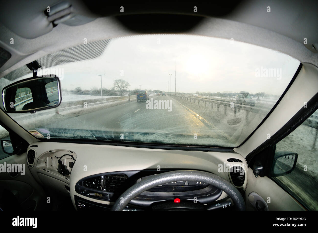 La guida su M11 nella neve, driver punto di vista Foto Stock