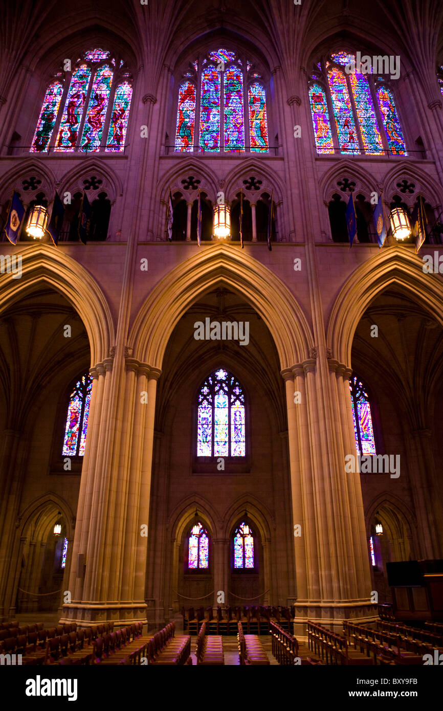Le vetrate colorate e archi rampanti presso la National Cathedral - Washington DC, Stati Uniti d'America Foto Stock