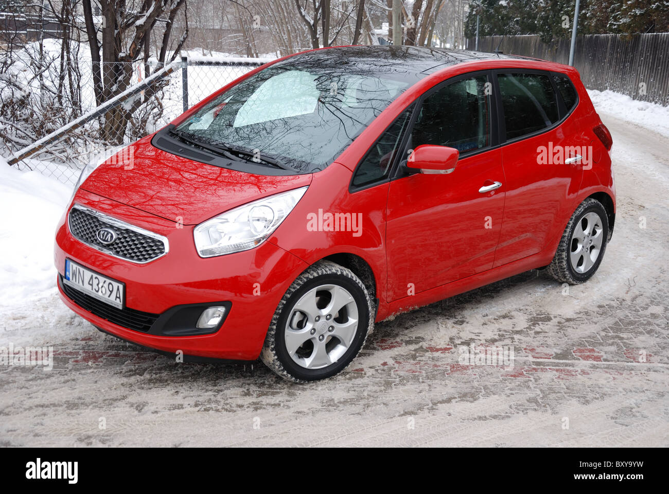 Kia venga 1.4 XL - MY 2010 - rosso - cinque porte (5D) - popolare di piccole dimensioni a basso costo auto città - città, inverno Foto Stock