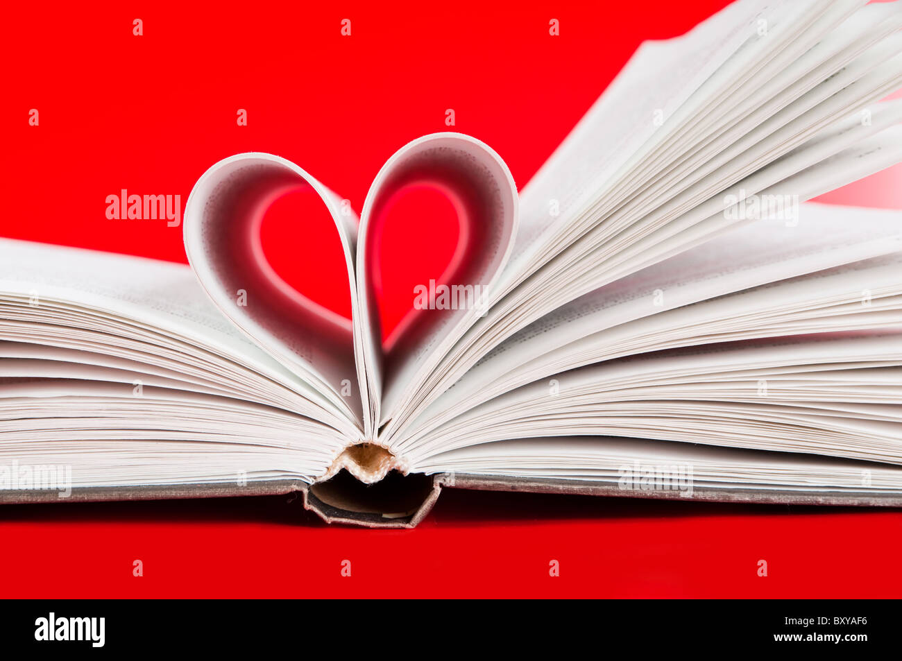 Le pagine di un libro in curva a forma di cuore Foto Stock
