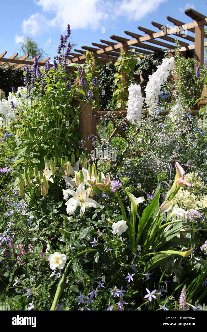 RHS Tatton, Cheshire. Il Mod-ieval visualizza giardino alla RHS Tatton è a tema sulla Old Hall entro il Tatton station wagon. Foto Stock