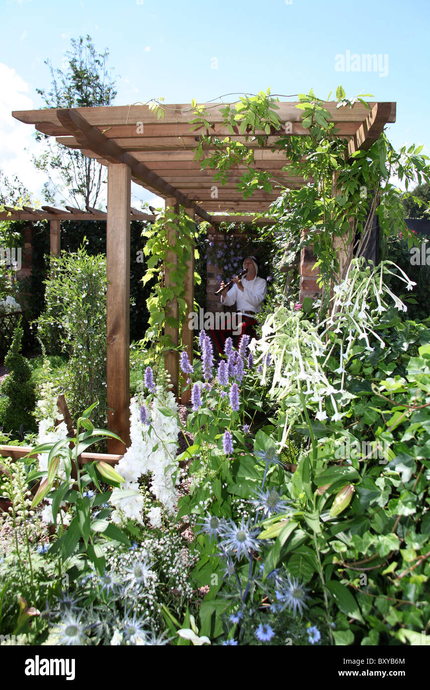 RHS Tatton, Cheshire. Menestrello intrattenere i visitatori di RHS Tatton show. Foto Stock