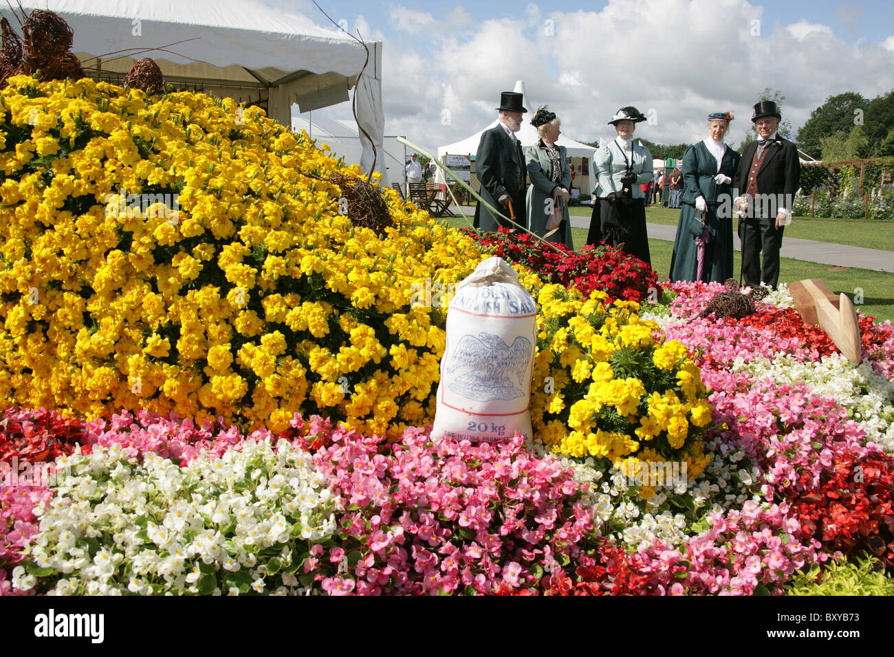 RHS Tatton, Cheshire. Tatton Park soci e i volontari vestito in costume vittoriano della RHS Tatton show. Foto Stock