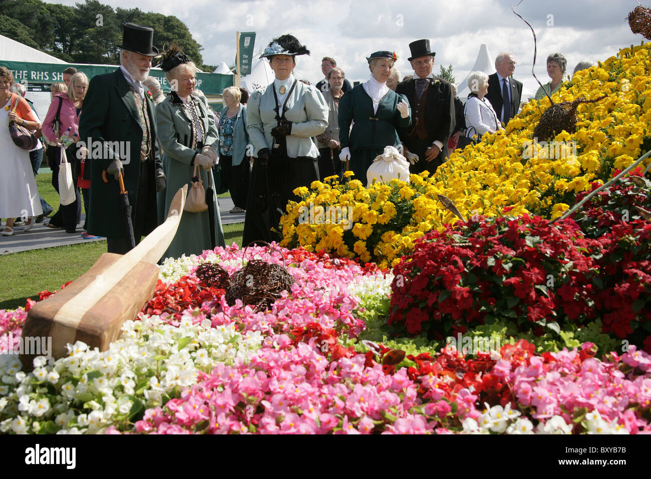 RHS Tatton, Cheshire. Tatton Park soci e i volontari vestito in costume vittoriano della RHS Tatton show. Foto Stock