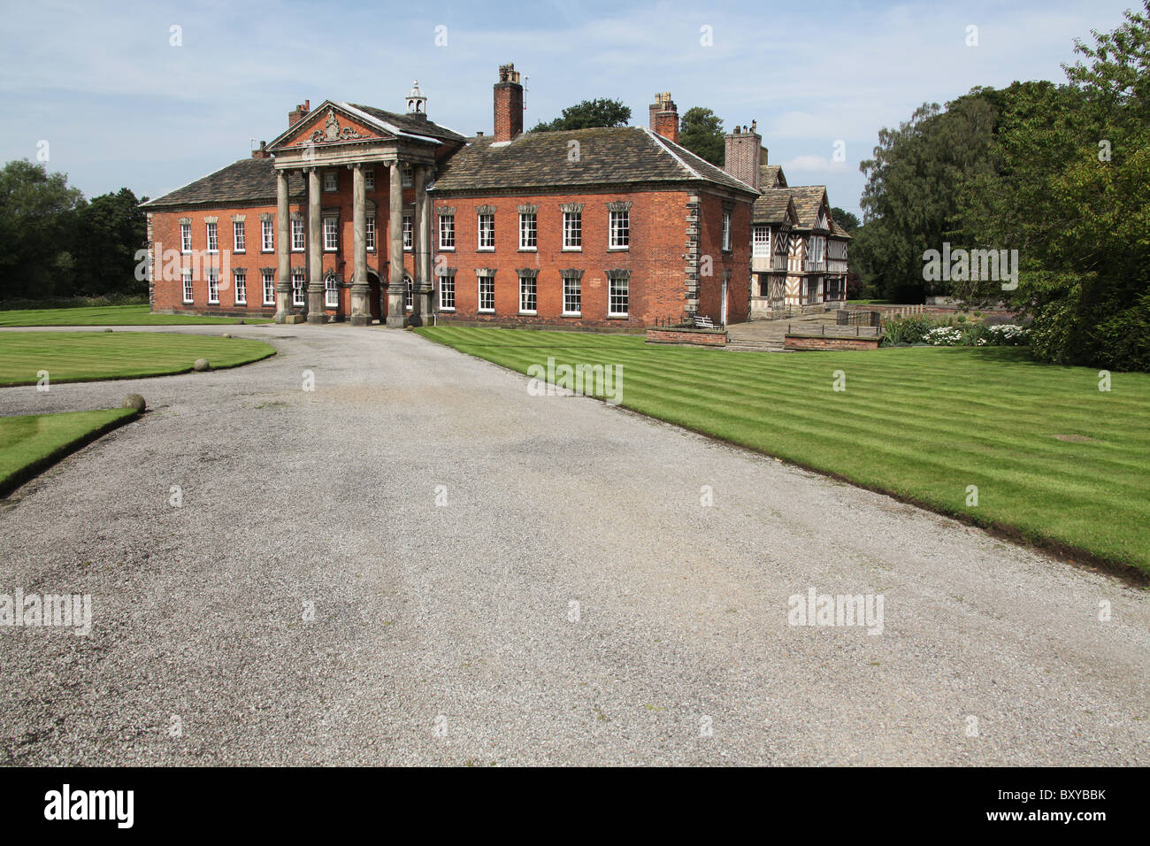 Adlington Hall & Gardens, Inghilterra. Nella tarda estate del Vista del prato e sud parte anteriore esterno georgiana di Adlington Hall. Foto Stock