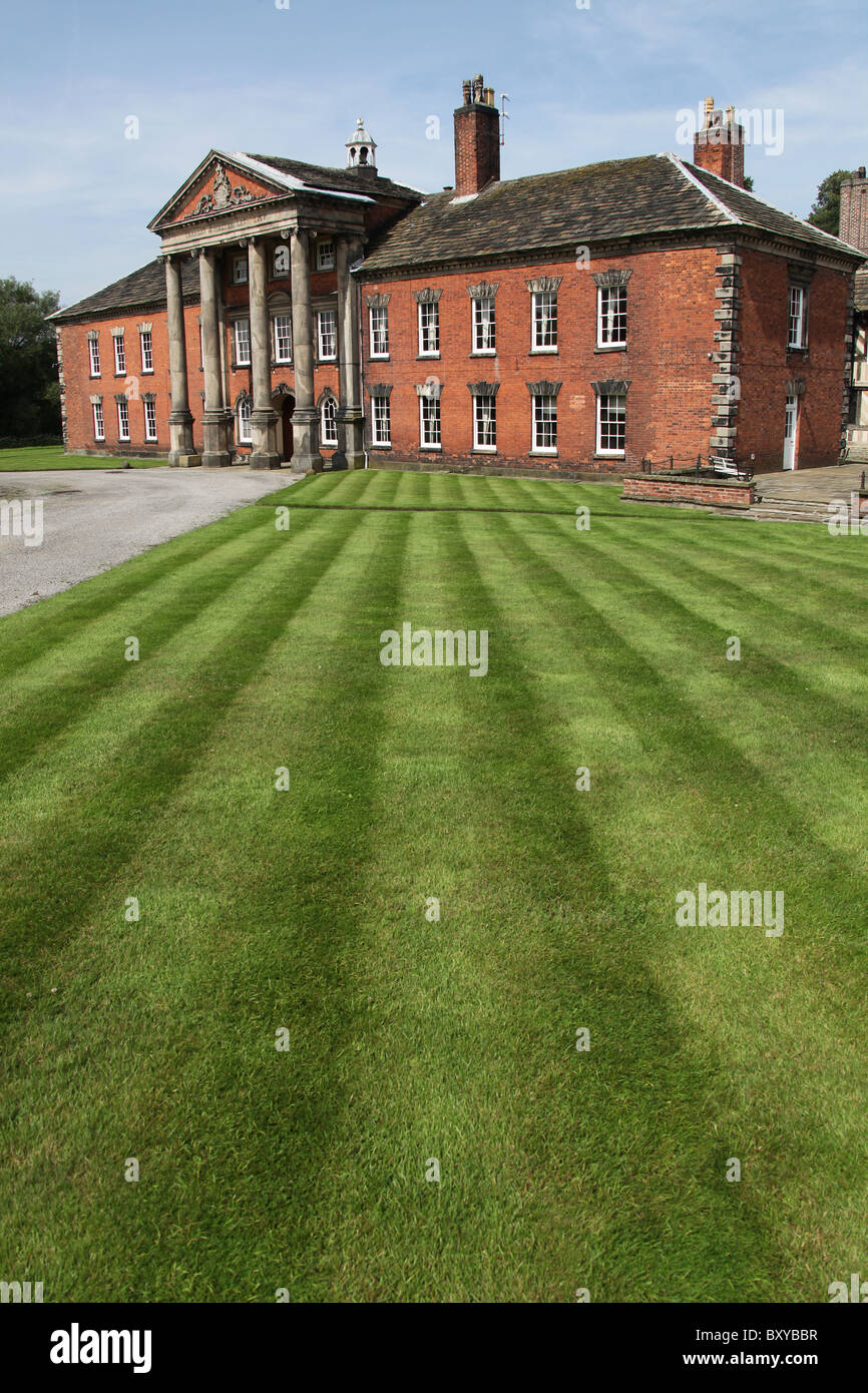 Adlington Hall & Gardens, Inghilterra. Nella tarda estate del Vista del prato e sud parte anteriore esterno georgiana di Adlington Hall. Foto Stock