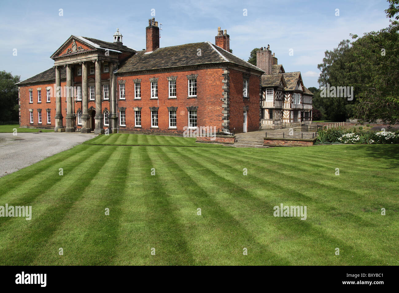 Adlington Hall & Gardens, Inghilterra. Nella tarda estate del Vista del prato e sud parte anteriore esterno georgiana di Adlington Hall. Foto Stock
