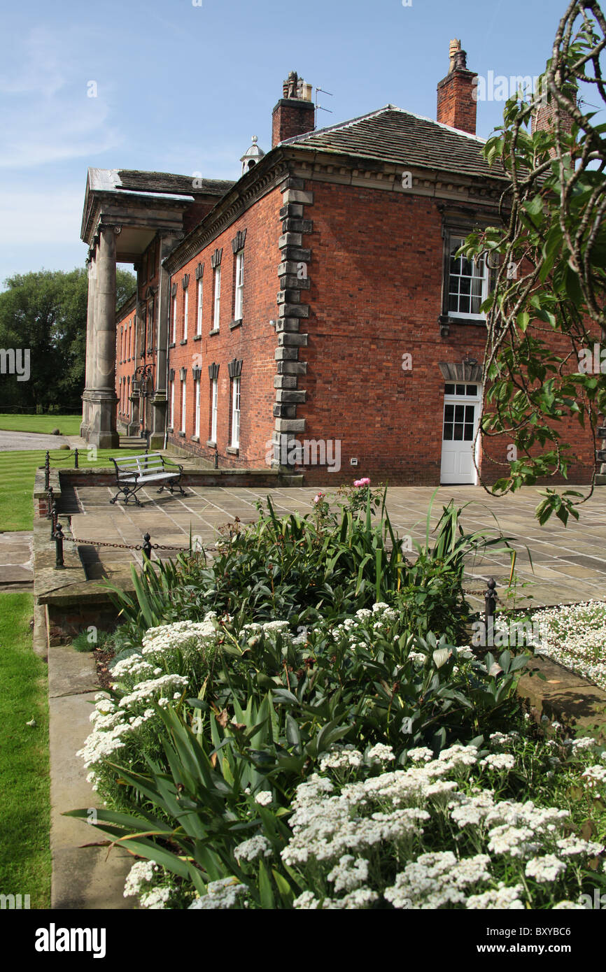 Adlington Hall & Gardens, Inghilterra. Nella tarda estate del Vista del prato e sud parte anteriore esterno georgiana di Adlington Hall. Foto Stock